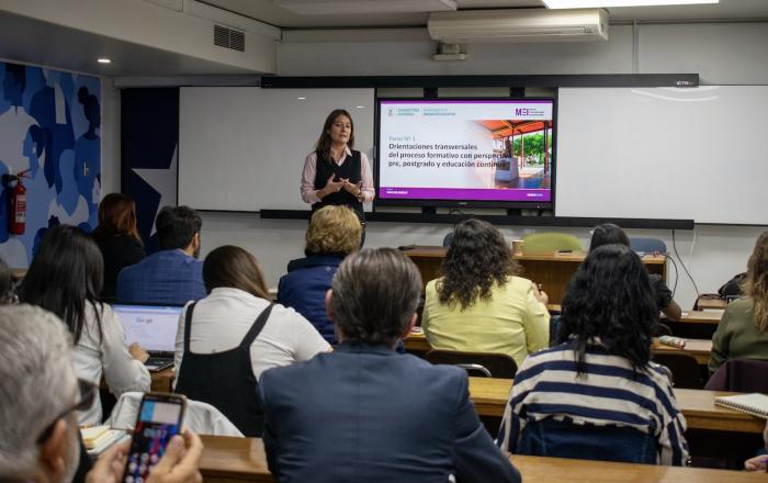 Vicerrectora Académica modera el primer panel de reflexión en torno al Proceso de Actualización del Modelo Educativo Institucional.