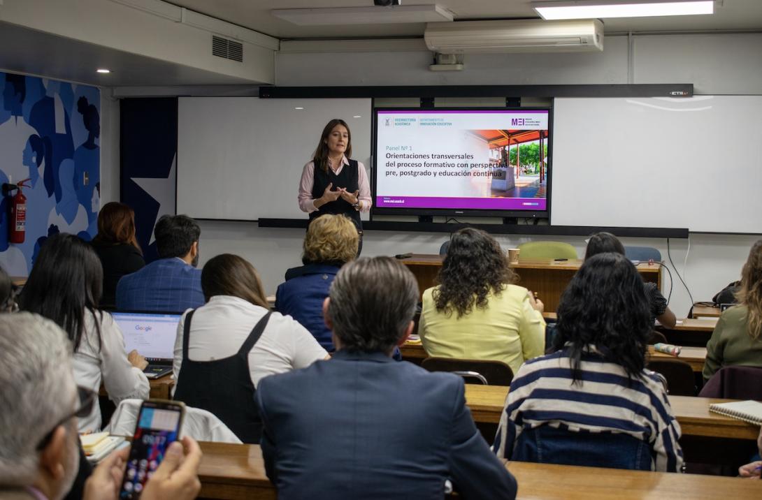 Vicerrectora Académica modera el primer panel de reflexión en torno al Proceso de Actualización del Modelo Educativo Institucional.